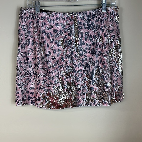 Free people one 08 sequin mini skirt 16”w 16”length great preowned condition - Picture 5 of 7